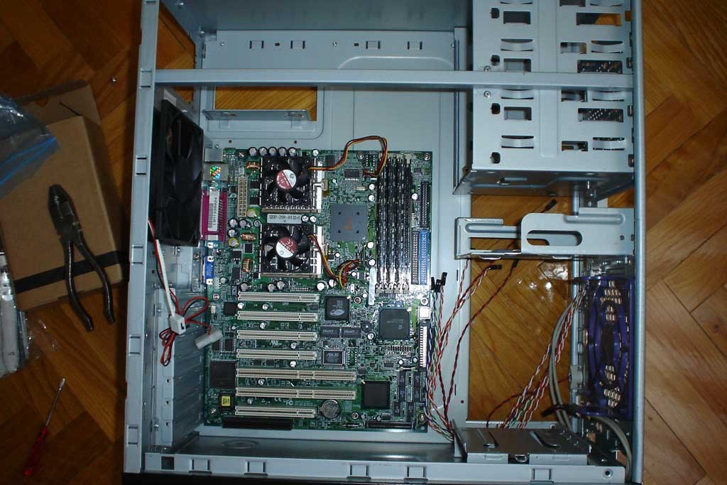 Caja de servidor con la placa base ASUS CUR-DLS y los dos procesadores Pentium III montados